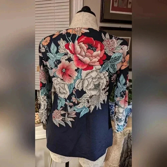 Charter Club Women's Floral Top Size L - Picture 13 of 16